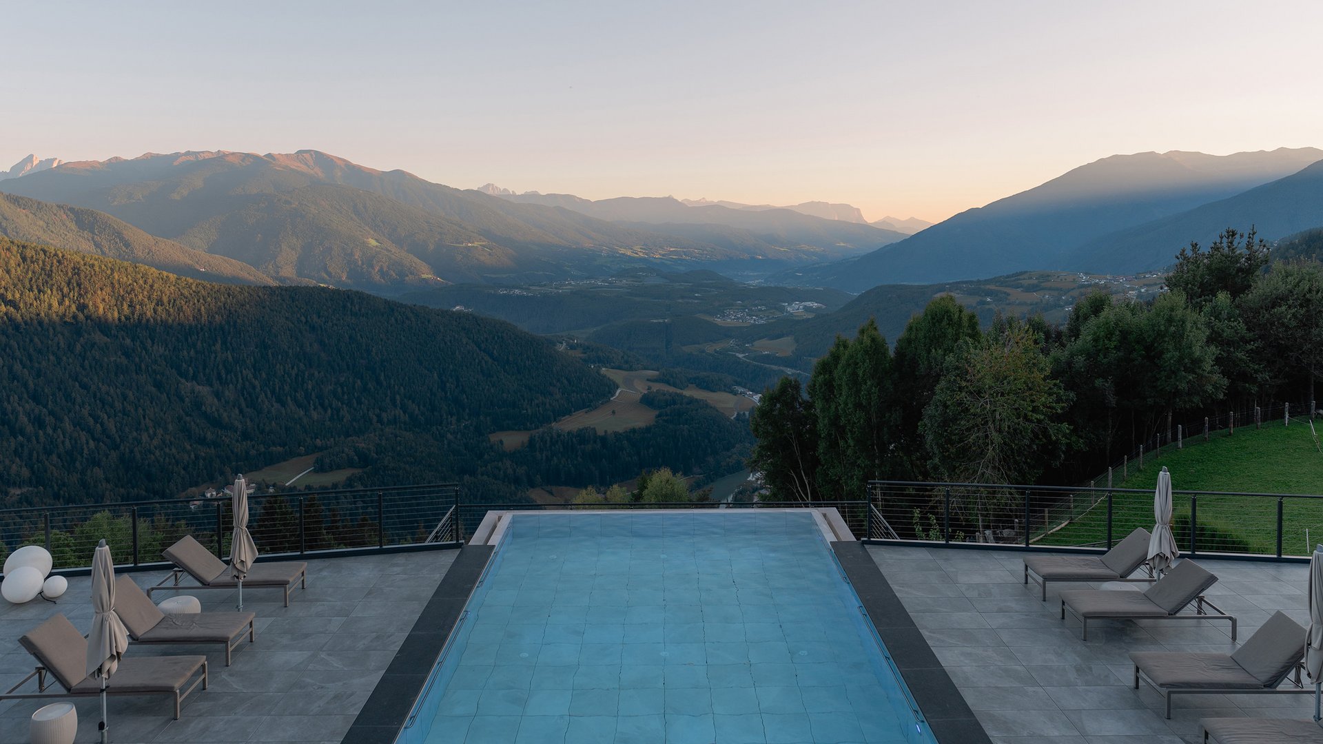 Un hotel con infinity pool in Alto Adige? Huberhof!