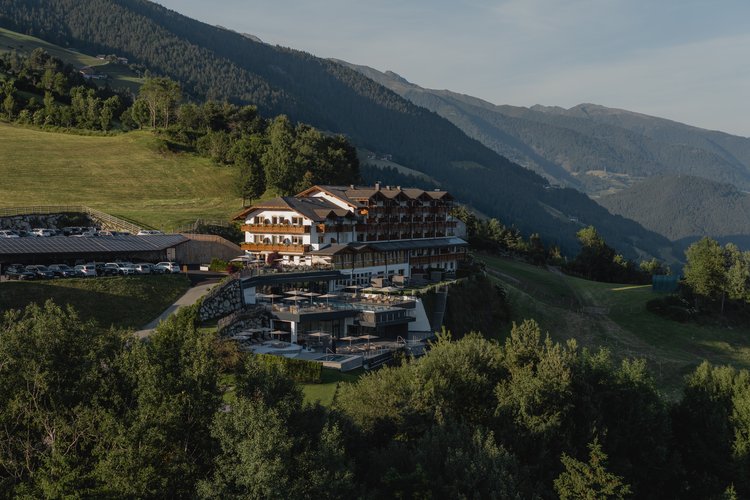 Hotel mit Infinity-Pool? Huberhof! Hotel mit Infinity-Pool? Huberhof!