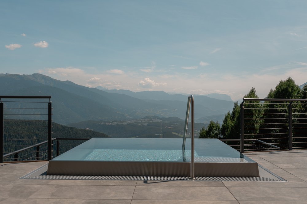 Hotel mit Infinity-Pool? Huberhof! Hotel mit Infinity-Pool? Huberhof!