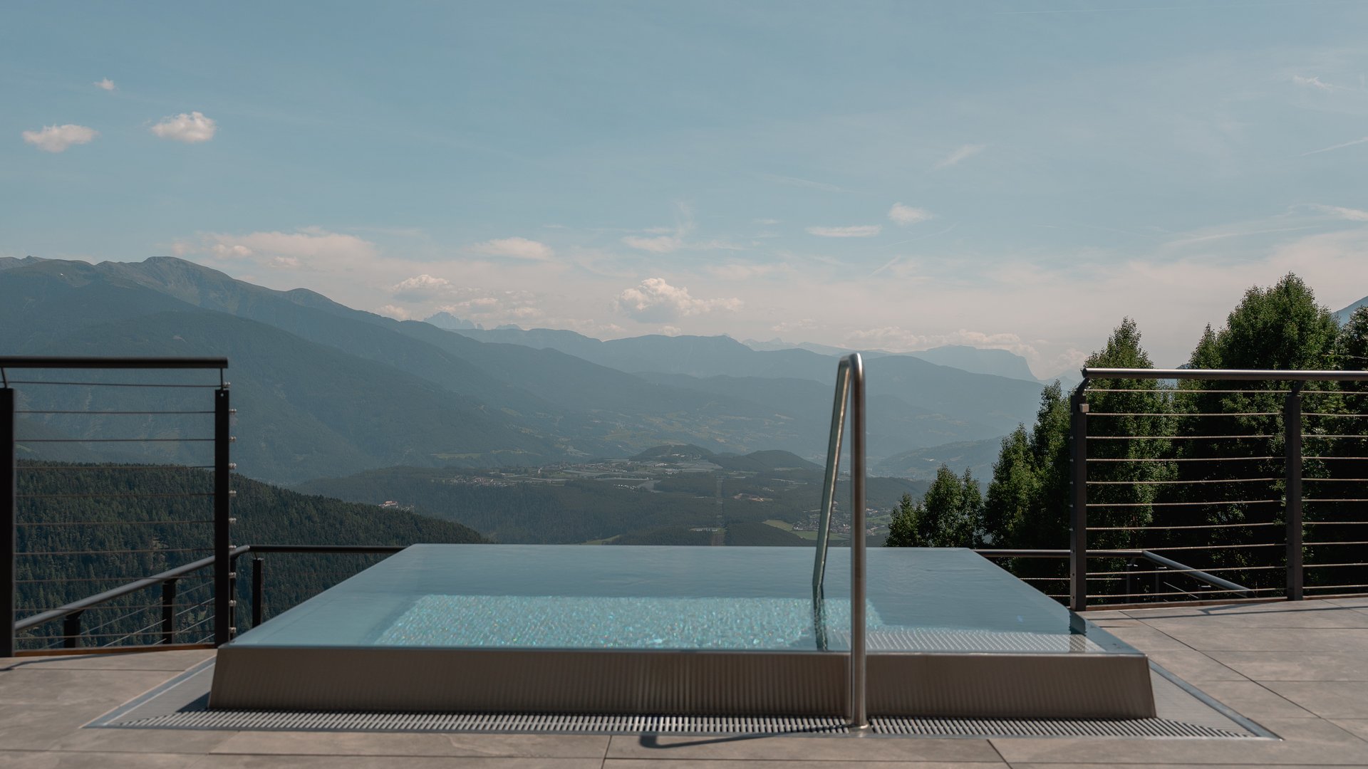 Hotel mit Infinity-Pool? Huberhof! Hotel mit Infinity-Pool? Huberhof!