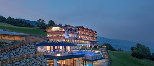 Hotel mit Infinity-Pool? Huberhof! Hotel mit Infinity-Pool? Huberhof!
