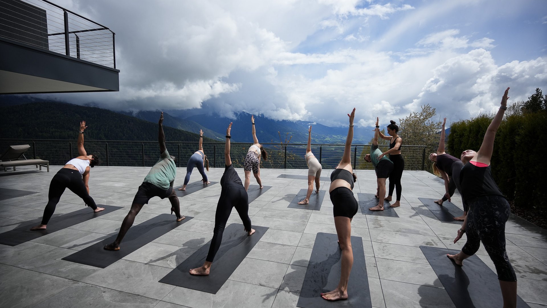 Immerso nello scenario montano mozzafiato del Trentino Alto Adige, l'Huberhof non è solo un hotel benessere, ma anche un luogo ideale per ritiri di yoga e fitness Immerso nello scenario montano mozzafiato del Trentino Alto Adige, l'Huberhof non è solo un hotel benessere, ma anche un luogo ideale per ritiri di yoga e fitness