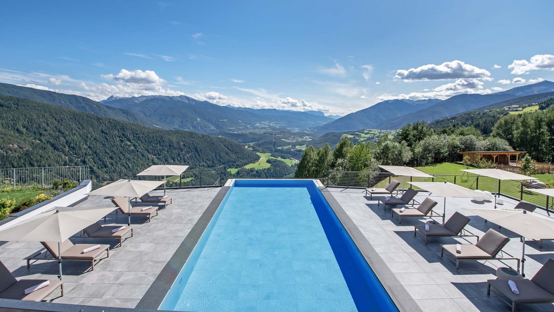 Un hotel con infinity pool in Alto Adige? Huberhof!